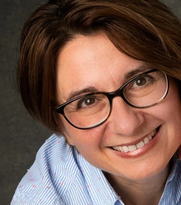 Headshot of Evelina Galaczi.